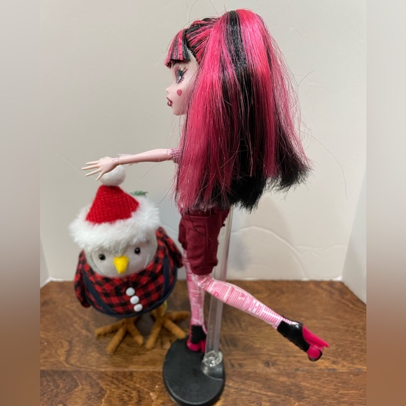 Monster High Draculaura Forbitten Love Doll In The Newspaper Club Outfit - Picture 4 of 16